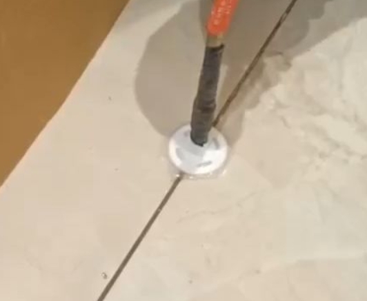 范县瓷砖空鼓维修公司专业解答瓷砖在铺贴过程中，如果没有涂抹均匀到位的粘结材料（如水泥砂浆或瓷砖胶），可能会导致以下问题