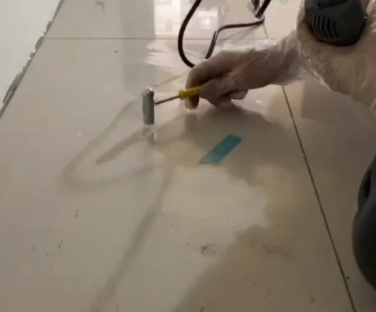 范县瓷砖开裂维修公司专业分享瓷砖在铺贴前如果没有沥干水分，将会导致以下问题
