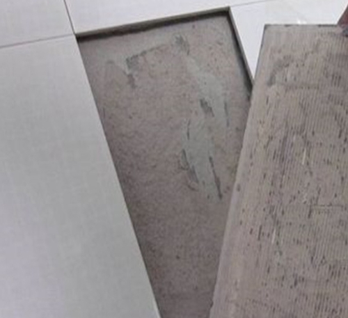 范县瓷砖空鼓维修公司分享瓷砖铺贴时如果打浆（即涂抹在瓷砖背面和基层上的砂浆或瓷砖胶）过少，会带来以下问题